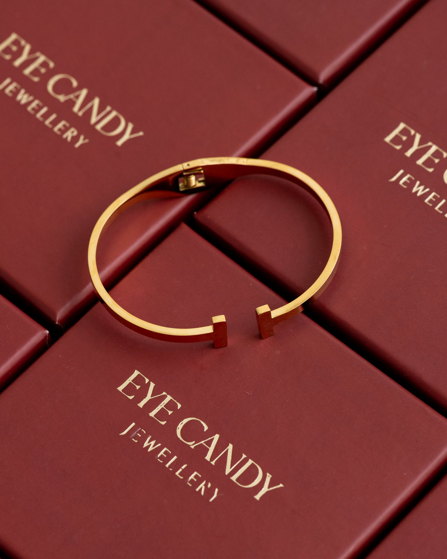 Stella Front Open Cuff