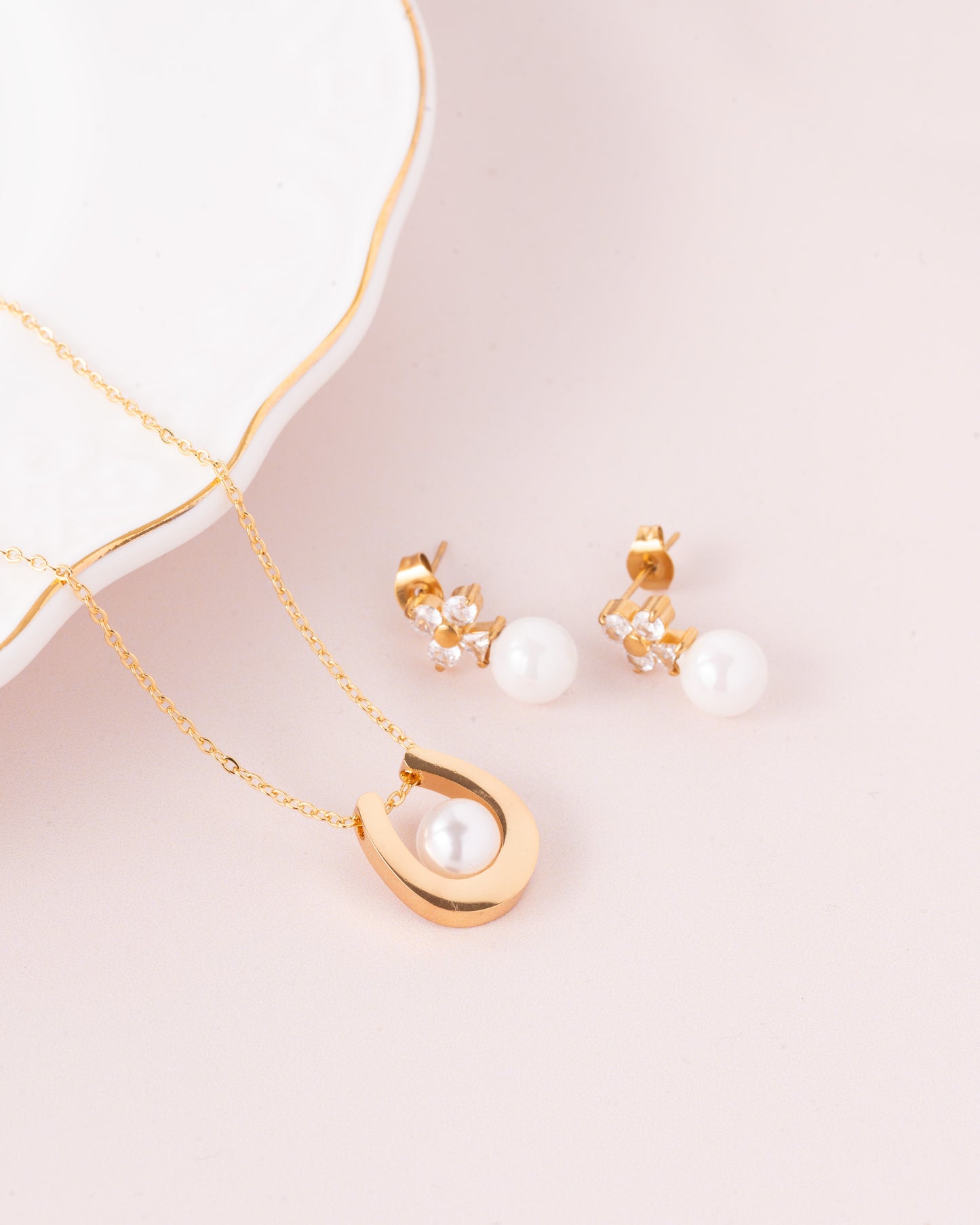 Horse Shoe Pearl Set