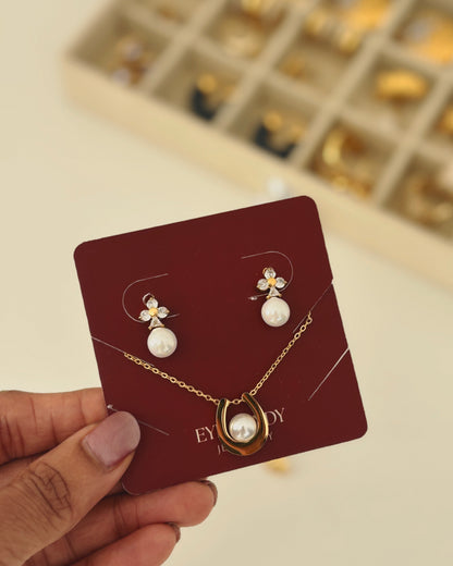 Horse Shoe Pearl Set