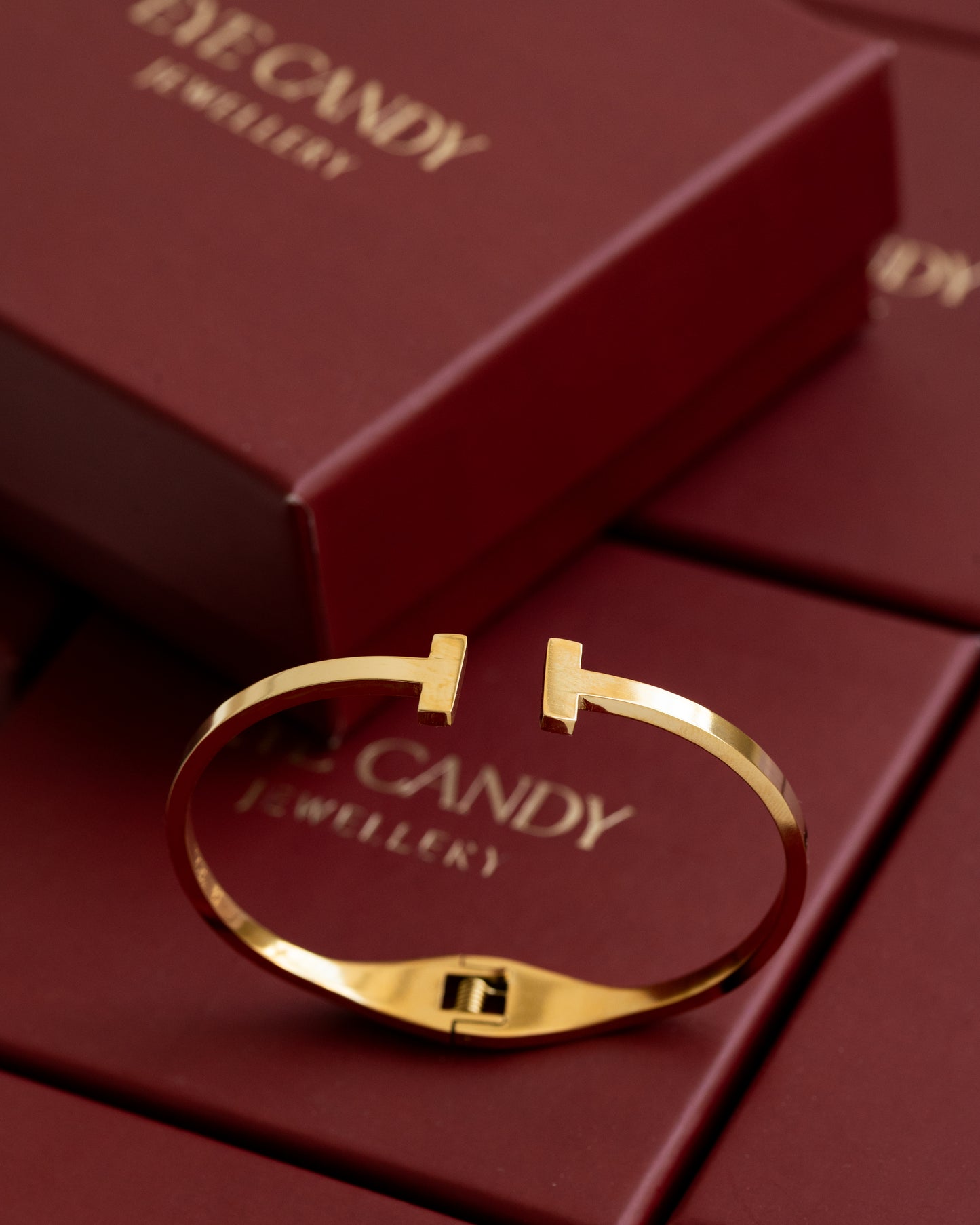 Stella Front Open Cuff