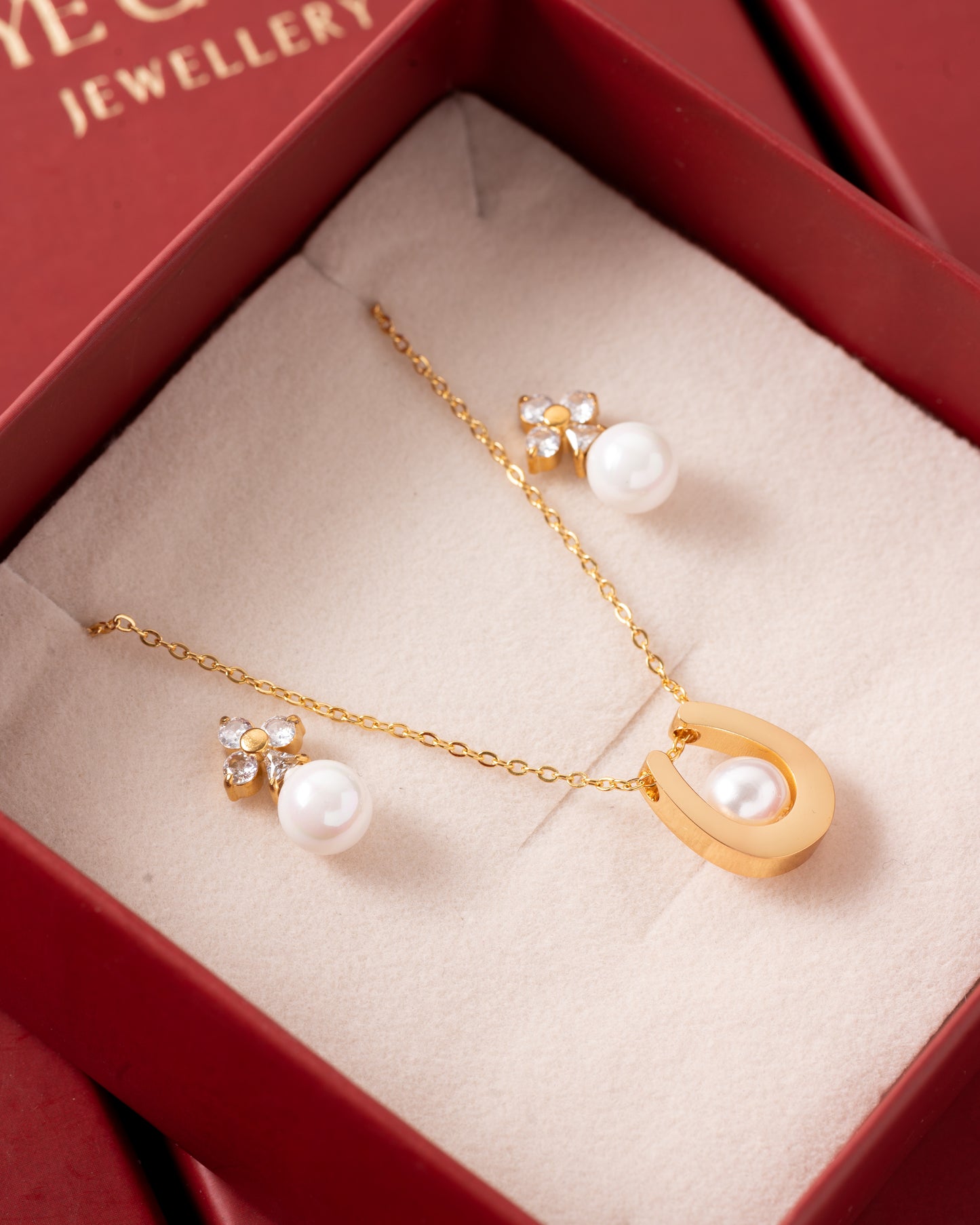 Horse Shoe Pearl Set